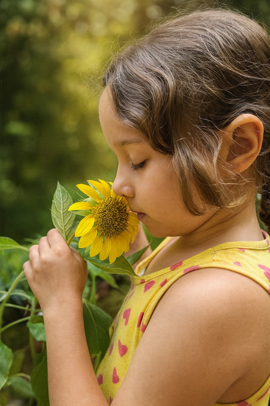 Criança feliz com girassol